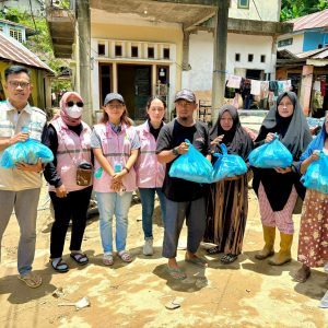Tanggap dan Cepat, YBM PT PLN UP3 Kendari Salurkan Bantuan Korban Banjir