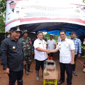 Pj Gubernur Sulsel Serahkan Bantuan Alat Perajang Pisang untuk Warga Bone