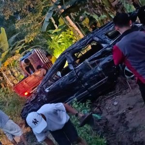 Resmob Polres Tator Evakuasi Kendaraan Warga yang Terseret Arus Banjir