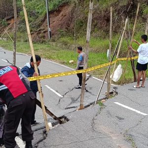 Cegah Adanya Korban, Polres Tator Pasang Police Line di Jalan Poros Menuju Bandara