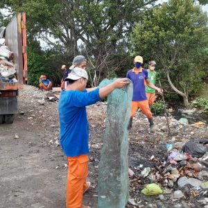 DLHK Mamuju Terjunkan Pasukan Bersihkan Sampah di Jalan Martadinata Simboro