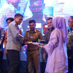 Wakili Ketua DPRD Makassar, Kabag Humas dan Protokol Terima Penghargaan SMSI Sulsel