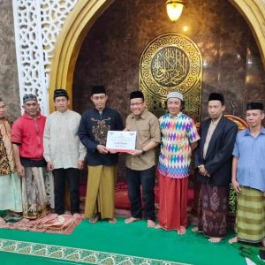 Safari Ramadhan, Sekwan DPRD Serahkan Dana Hibah Pemkot Makassar di Masjid Jannatul Firdaus
