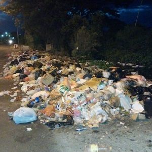 Jorok! Tumpukan Sampah di Jalan Martadinata Mamuju