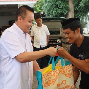 Pemkab Wajo Bersama BNI Salurkan Paket Sembako untuk Masyarakat Pra Sejahtera