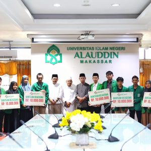 Ustadz Das’ad Latif Bagikan Beasiswa ke Mahasiswa UIN Alauddin Makassar