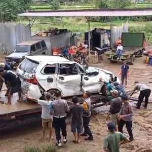 Polres Tator Bersama Tim Gabungan Berhasil Evakuasi Kendaraan yang Terjun Ke Sungai