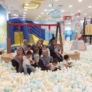 Rangsang Motorik, Sosial, dan Kognitif, Baby House Sekolah Alam Bosowa Ajak Siswa bermain di Playground