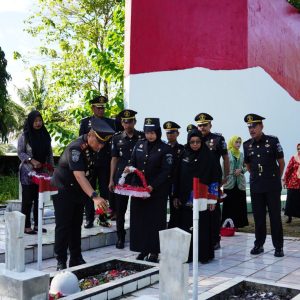 Peringati Hari Bhakti Pemasyarakatan Ke-60 Rutan Pangkajene Tabur Bunga Di TMP Mangilu