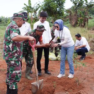 Mercure Makassar Gandeng Kodim 1408/BS Makassar Tanam 1000 Pohon