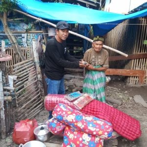 Kakek Cama, Pemulung Rumput Laut di Desa Punaga Dapat Bantuan dari LSM dan Wartawan Takalar