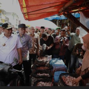 Cek Pengendalian Inflasi, Wali Kota Makassar Bersama Pj Gubernur Sulsel Tinjau Pasar Terong