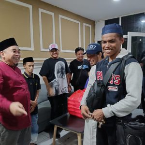 Konten Kreator Makassar Bagi-bagi Takjil di Bulan Ramadan
