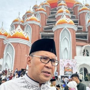 Danny Nilai Salat Id di Masjid 99 Kubah Makassar Momen Ulama-Umara Berkumpul
