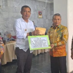 Akbar Ali Serahkan Donasi dari Pelajar SD dan SMP untuk Korban Bencana Tanah Longsor di Tator