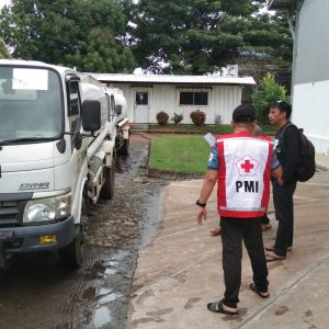 Bencana Banjir dan Longsor di Sulsel, PMI Turunkan Bantuan Hingga Relawan Bantu Evakuasi Warga