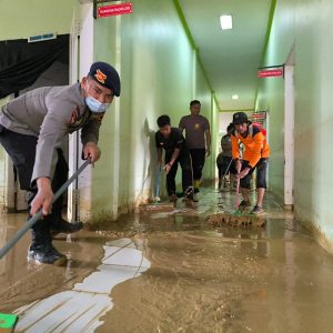 Tim SAR Batalyon C Pelopor Bantu Warga Korban Banjir di Wajo