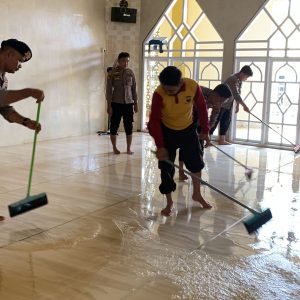Brimob Bone Bantu Bersihkan Fasilitas Umum hingga Salurkan Sembako ke Warga Terdampak Banjir di Siwa