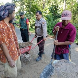 Bhabinkamtibmas Bersinergi Dengan Babinsa Gotong Royong Bersihkan Material