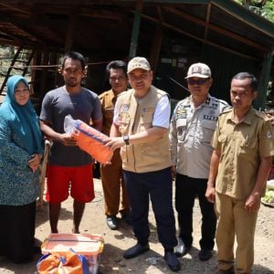 Kunjungi Warga Yang Rumahnya Roboh Terseret Banjir Bandang, Andi Bataralifu Semangati Warga.