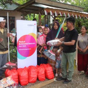 Peduli Tanggap Darurat Bencana, Indosat Ooredoo Hutchison Salurkan Bantuan Banjir dan Longsor di Sulsel