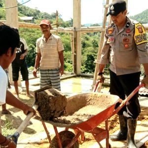 Pupuk Budaya Gotong-Royong, Polres Tator Bantu Warga Bangun Rumah