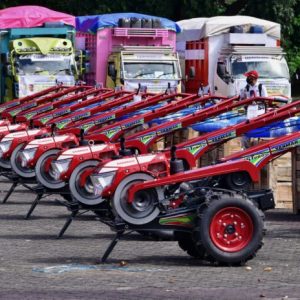 Mentan Amran Serahkan Bantuan Pertanian Senilai Rp 410 Miliar di Sulsel