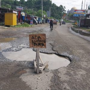 Hati – hati Ada Lubang Buaya di Jalan Abd Malik Pattana Endeng