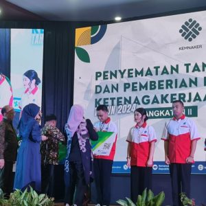 Menteri Tenaga Kerja Serahkan Kartu BPJS Ketenagakerjaan pada Pembukaan Pelatihan BBPVP Makassar