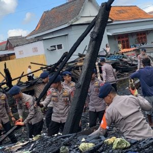 Wujud Kepedulian Terhadap Korban Kebakaran di Bajoe, Brimob Bone Lakukan Ini