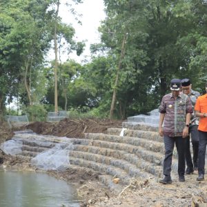 Pj. Bupati Kunjungi Pembangunan Tanggul Bantaran Sungai Pangkarode Kec. polongbangkeng Selatan