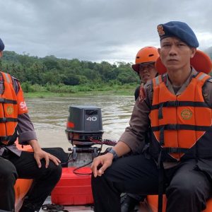 Hilang Terseret Arus Sungai Walannae Soppeng, SAR Brimob dan Basarnas Operasi Pencarian