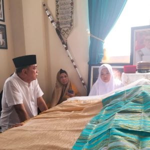 Melayat ke Rumah Duka, TQ Terima Songko Cella dan Pesan Khusus dari Istri Faisal Andi Sapada