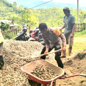 Tunjukkan Kehadiran Polri: Bhabinkamtibmas Polres Tana Toraja Gotong Royong Bangun Pastori Gereja