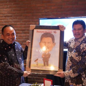 Temu Media Bersama Dirut BPJS Kesehatan, Direktur Rakyat Sulsel Beri Hadiah Karikatur