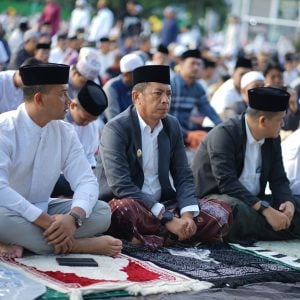 Bersama Ribuan Masyarakat, Akbar Ali Laksanakan Salat Iduladha 1445 Hijriah di Lapangan Andi Makkasau