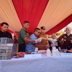 Kejari Pangkep Musnahkan Ribuan Bungkus Rokok Ilegal 