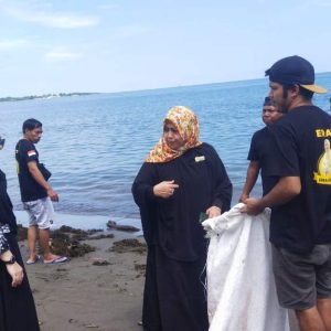 Peringati Hari Lingkungan Hidup, Erat dan Komunitas Pacekke Gelar Aksi Bersih-Bersih Pantai