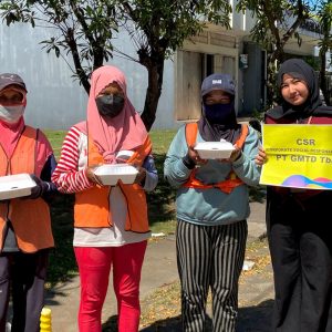 GMTD Berbagi 100 Nasi Kotak di Tanjung Bunga