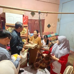 Atasi Stunting, Pj Wali Kota Bersama Dinas PPKB Salurkan Bantuan Bagi Warga Parepare