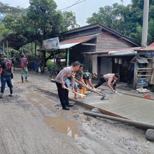 Sinergitas Polri – TNI dan Warga Gelar Kerja Bakti Program TMMD di Rantetayo