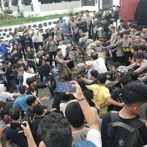 Aksi HMI di Kantor Gubernur Sulbar Berakhir Ricuh