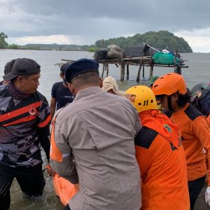 Terjatuh di Muara Sungai Sinjai, ABK KM. Cahaya Madinah Ditemukan Tim SAR Gabungan