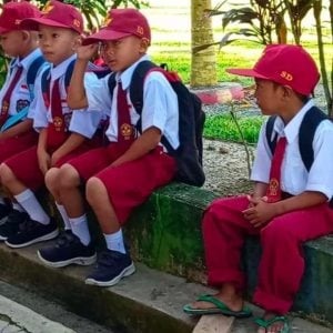 Tak ada Dana Beli Sepatu, Anak PenjuaL Sayur di Desa Kou Masuk Sekolah Perdana Pakai Sandal