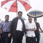 Hujan-hujan, Mentan Amran Turun Langsung Tinjau Lokasi Kunker Presiden Jokowi di Bone