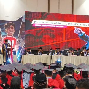 Berkonsep Super Hero, Nobel Indonesia Wisuda 327 Mahasiswa