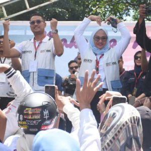 Seto-Rezki Diantar Ribuan Pendukung Daftar di KPU Makassar