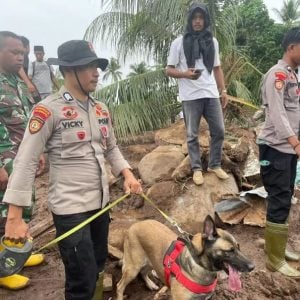 Polri Kerahkan 102 Personel dan K9 untuk Cari Korban Longsor di Ternate