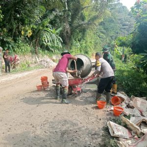 Sukseskan TMMD ke-121, Bhabinkamtibmas Polres Tator Pro Aktif Bantu Wujudkan Sinergitas