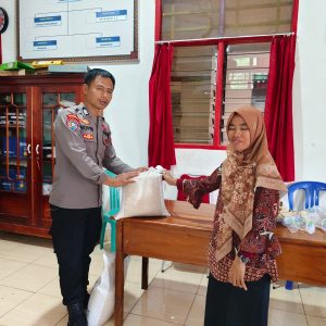 Bhabinkamtibmas Polres Tator Aktif Monitoring Distribusi Bansos